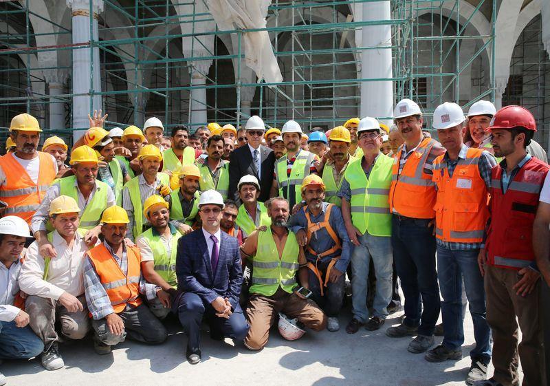 <p>Erdoğan, cami inşaatında incelemede bulunduktan çalışan işçilerle bir süre sohbet etti, ardından hatıra fotoğrafı çektirdi.</p>
