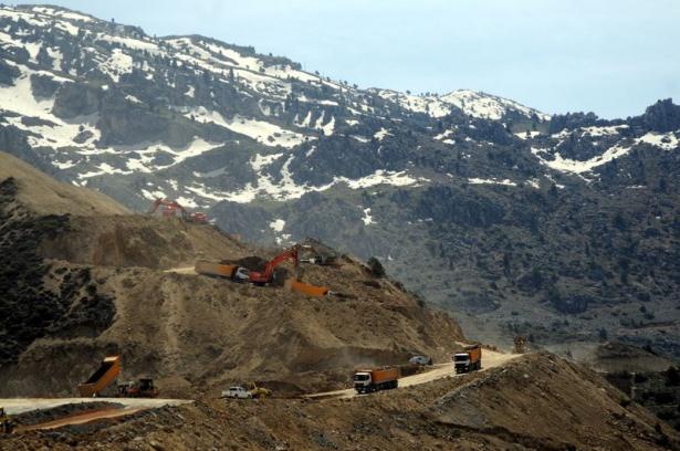 <p>Eski Türkiye ile yeni Türkiye arasındaki fark açısından bu çok önemli. O dönemde 3 kilometre tünel ve 8 kilometre karayolu 20 yılda bitirilemedi. Bunun için de İtalyanlara 1 katrilyon 200 milyon lira ödendi. Hamdolsun Bolu Tüneli'ni de biz bitirdik" diye konuştu.  </p>
