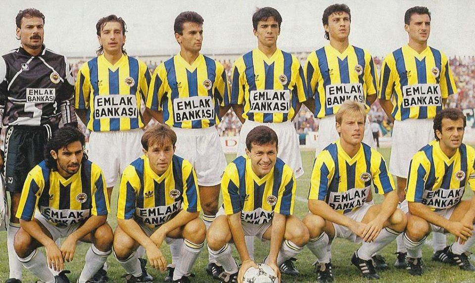 <p><strong>Fenerbahçe (1994-1995)</strong></p>
<p>1994-1995 sezonunda Türkiye 1.Ligi’ni 4.sırada bitiren Fenerbahçe. Sarı-lacivertli takım, UEFA Kupası’nda Azerbaycan’ın Turan takımını eledikten sonra Fransız ekibi Cannes’a </p>
<p>elendi. Fenerbahçe’de teknik direktörlük görevini önce Holger Osieck ardından Tomislav Ivic yaptı.</p>
<p>Soldan sağa</p>
<p>Ayaktakiler: Engin İpekoğlu, İlker Yağcıoğlu, Bülent Uygun, Nuri Kamburoğlu, Kemalettin Şentürk, Tayfur Havutçu.</p>
<p>Oturanlar: Toprak Kırtoğlu, Mecnur Çolak, Aykut Kocaman, Brian Nielsen, Oğuz Çetin.</p>