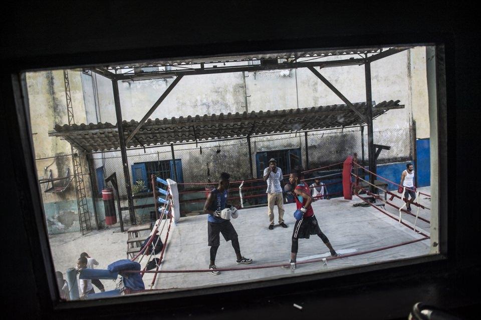 <p>Yılın Foto Röportajı mansiyon ödülünü, Küba'nın başkenti havana'da yer alan boks okullarında çektiği fotoğraflarıyla Anadolu Ajansı'ndan Özge Elif Kızıl elde etti. </p>
