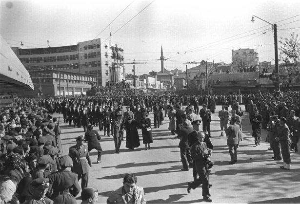 <p>Atatürk'ün kız kardeşi Makbule Atadan (ortada siyah mantolu). (Arşiv)</p>
