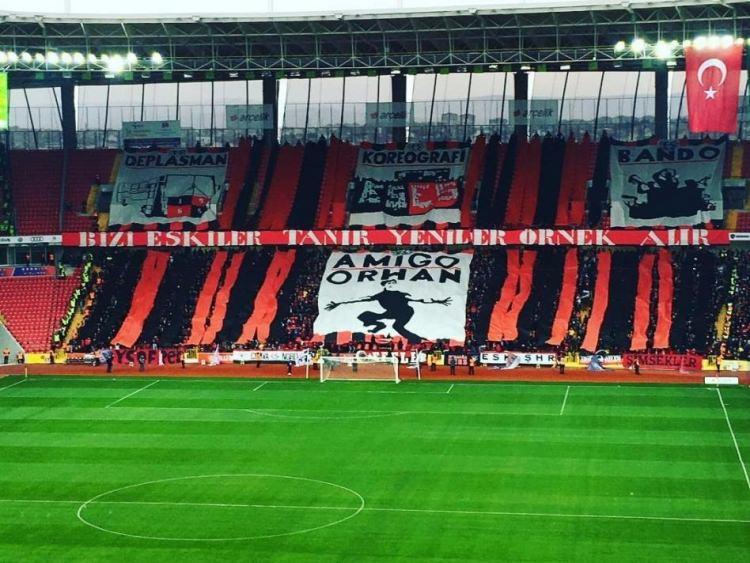 <p>Eskişehirspor<br />
Eskişehirsporluların, Göztepe maçı öncesi koreografisi "Bizi eskiler tanır, yeniler örnek alır."</p>
