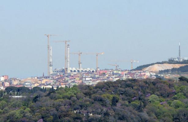 <p><strong>Cumhuriyet tarihinin en büyük camii kompleksi olacak şekilde planlanan ve 6 Ağustos 2013 tarihinde temeli atılan “Çamlıca Camii”nin kaba inşaatının yüzde 75’i tamamlandı.</strong></p>
