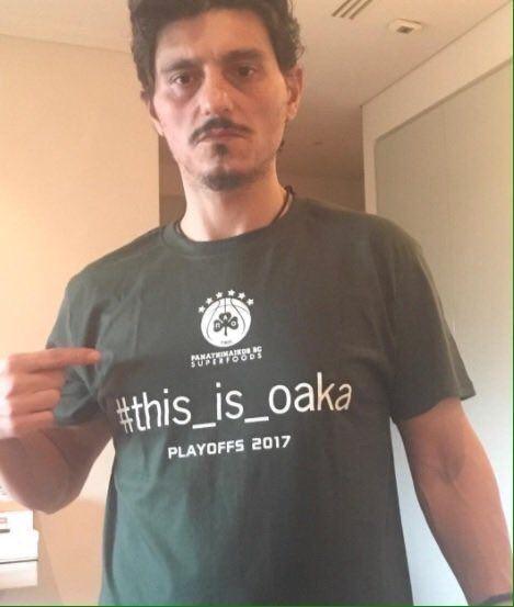 <p>Yeşil-beyazlıların mafyatik başkanı Dimitris Giannakopoulos, dünkü karşılaşmadan önce sosyal medya hesabından bir fotoğraf paylaşmış, 'Burası OAKA' yazan tişörtlerle tüm taraftarın maça gelmesini istemişti.</p>
