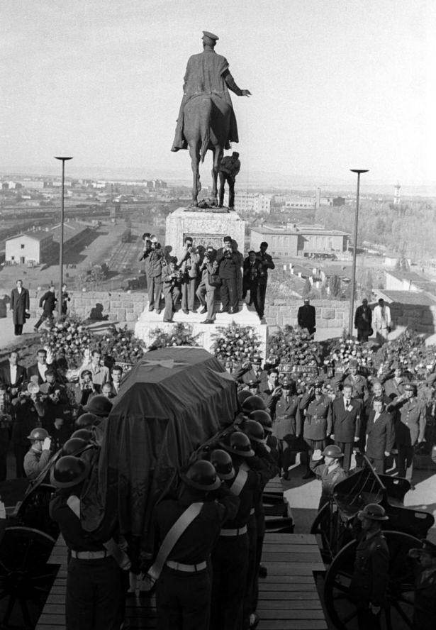 <p>Atatürk'ün naaşı Anıtkabir'e defnedilmek üzere Etnografya Müzesi'nden çıkarılarak top arabasına konulurken görülüyor.</p>
