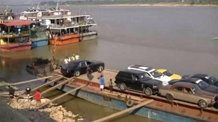 <p>Lüks otomobiller Çin'de feribot benzeri bir deniz aracıyla böyle taşınıyor.</p>

