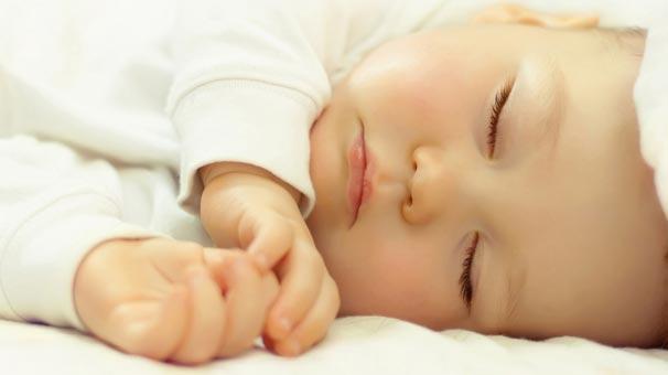 <p><strong>''Bebeğin açlığı ya da tokluğu, gazının çıkarılmaması, altının kirli olması da uyumada zorluk çekmesinin nedenlerindendir. Bunun dışında anne ve babadan uzak kalan, aile içindeki gerilimi hisseden ve annesi depresyon ya da ruh sağlığı olumsuz etkilenen bebeklerde uyku bozuklukları görülebiliyor.''</strong></p>
