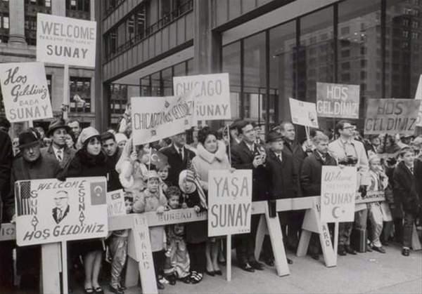 <p>Cumhurbaşkanı Cevdet Sunay, 2-13 Nisan 1967 tarihleri arasında Amerika Birleşik Devletleri'ne gerçekleştirdiği ziyarette Türk toplumu tarafından coşkuyla karşılandı.</p>

<p> </p>
