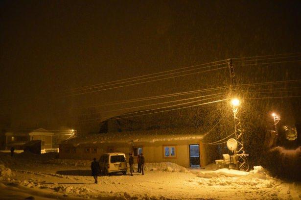 <p>Alınan bilgiye g&ouml;re, M&uuml;ft&uuml; Selim Mahallesi'nde bulunan halı sahanın &ccedil;atısında biriken karlardan dolayı &ccedil;&ouml;kme meydana geldi.&nbsp;</p>
