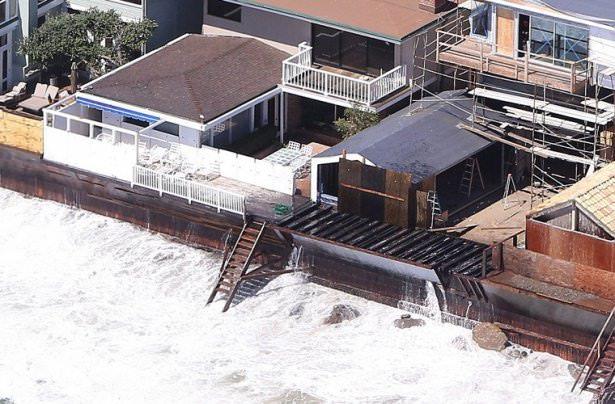<p>Kıyı şeridinde oluşan erozyon ve yükselen okyanus seviyesinin ardından gelen dev dalgalar, milyon dolarlık evleri sular altında bıraktı...</p>

<p> </p>
