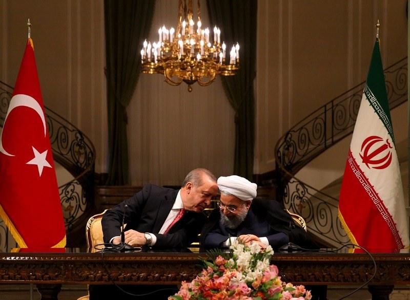 <p>Toplantıda iki ülke arasında anlaşmalara imza atıldı. Erdoğan o sırada Ruhani'nin kulağına eğilip bir şeyler söyledi. Erdoğan'ın yaptığı espri Ruhani'ye kahkaha attırdı. İşte o anlar...</p>

<p> </p>
