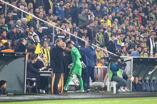 <p>Maçın yayıncı kuruluşunun spikeri 'yönetim istifa tezahüratlarının ardından "Fenerbahçeli taraftarlar bir şeye tepki gösteriyor ama anlamadım. Neler oluyor" dedi...</p>
