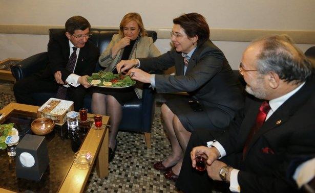 <p>&nbsp;Başbakan Davutoğlu'na kuliste dondurma ve &ccedil;iğ k&ouml;fte ikram edildi.</p>

<p>&nbsp;</p>
