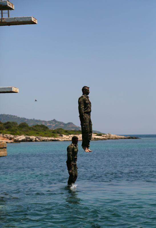 <p>Zorlu engel parkurunu belirlenen sürede geçmeye çalışan öğrenciler, RPG-7 roketatarın da kullanıldığı atış eğitiminden geçiyor.</p>
<p> </p>
