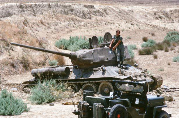 <p>Genç Bir Subayımız ve Ele Geçirilen Rum Tankı</p>

<p> </p>
