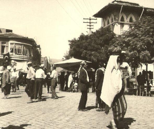 <p>Fotoğraf çektirmek 10 dolar, öpmek 15 dolardı. 150 yaşındaki Ağa`yı, eyalet eyalet dolaştırıp posasını çıkardıktan sonra, beş parasız getirip İstanbul`a bıraktılar.</p>

<p> </p>
