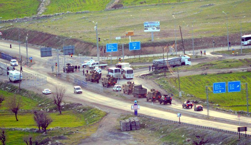<p>İçişleri Bakanı Efkan Ala'nın, "Yüksekova'da, Şırnak merkezde ve Nusaybin'de bazı mahallelerde yine çukurlar var, bariyerler var. Aldığımız bilgiler, orada yine bombalama tuzaklarının kurulduğunu gösteriyor. Dolayısıyla oralarda da o temizlikler yapılacak" sözlerinden sonra, Şırnak'ta operasyon hazırlığı yapıldı.</p>