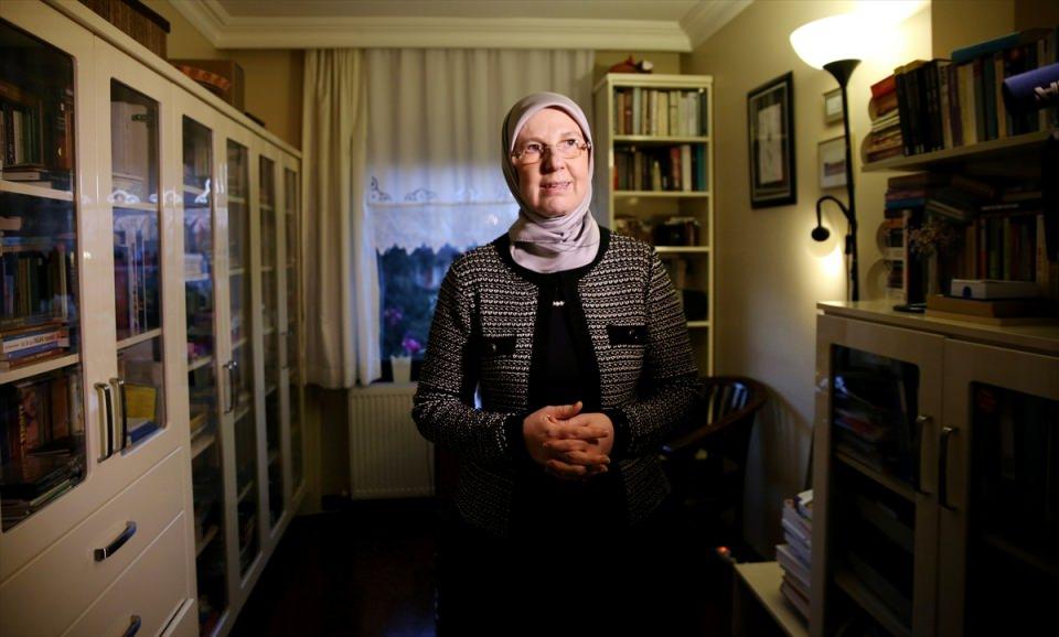 <p>Bakan Ramazanoğlu, şöyle devam etti:</p>

<p>"Bir siyaset büyüğümüz, yakın siyaset tarihimizde rol oynamış bir aile. Büyüğümüzle görüntülü röportaj yaptım. Çok amatördü, oğlum ve kızım da hatta görüntüleri çektiler. Görüntüleri ve kayıtları elimde dosya halinde. Kitaba dönüştürmeyi düşünüyorum iki şekilde. Bir tanesi ailenin tarihi hikayesi diğeri de yakın siyasi tarihimizden çok önemli anekdotlar anlattı. Yakın siyasi tarihimize ışık tutacak siyasi hatırat şeklinde olacak. Bir de roman yazmak var kafamda. Büyük halam manastırda doğmuş ve sonra Türkiye'ye gelip eğitimini yapmış. 21 yaşında tüberkülozdan vefat etmiş, mezarı da Heybeliada'da. Denizli'den Heybeliada'ya tedavi için getirilince burada gömülmüş. Onun hikayesini yazmak istiyorum."</p>
