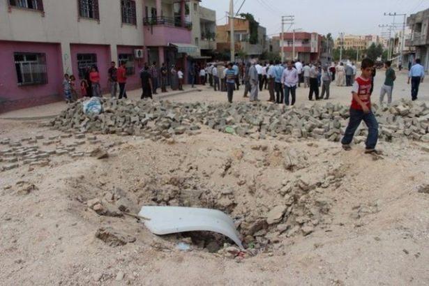 <p>Sokaklarda çok sayıda hendeğin olduğu görülürken teröristlerin kum torbaları ve çöp konteynerlerinden kurulan barikatlar oluşturduğu belirlendi.</p>

<p> </p>

