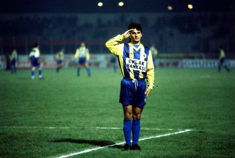 <p>Fenerbahçeli futbolcu Bülent Uygun'un gol sevinci. 1993</p>