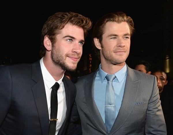 <p><strong>Liam Hemsworth</strong> ve <strong>Chris Hemsworth</strong></p>