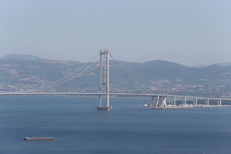 <p>Tehlikeli ve kimyasal madde taşıyan araçların geçişine izin  verilmeyecek. Otoyola cephesi bulunan müesseselerin kendi faaliyetlerini  sürdürdükleri binalarına tanıtma levhaları koymak istemeleri halinde Karayolları  Genel Müdürlüğünden izin almaları gerekecek.</p>

<p> </p>
