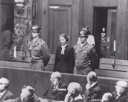<p>Ravensbrueck toplama kampında doktorluk yapan Herta Oberhauser Nuremberg'deki Doktorlar Davası'nda hüküm giydi. Obrhauser kamptaki esirler üzerinde tıbbi deneyler yapmaktan suçlu bulundu ve 20 yıl hapis cezasına çarptırıldı.</p>

<p> </p>
