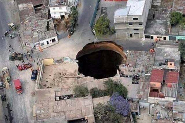 <p>Guetamala'da 2007 yılında aşırı yağışlar ve yeraltı akıntıları nedeniyle bir çukur ortaya çıktı ve birçok evi yok etti.</p>

<p> </p>

