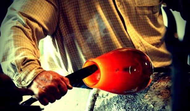 <p><strong>Cam</strong></p>

<p>Dünyada yapımı en meşakkatli olan ürünlerden biri camdır. Camın ana maddesi silisyumdur. Cam yapımında kullanılan temel maddeler ise kum, kireç ve soda.Bu maddeler bir araya getirilerek 15.000 derecelik fırınlarda eritilir ve cam ustaları tarafından üfleyerek istenilen şekli verilir.</p>
