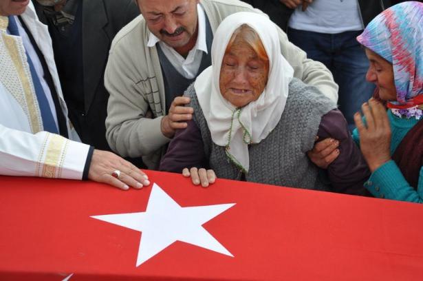 <p>Ermenek'te Tezcan Gökçe'nin 75 yaşındaki annesi Ayşe Gökçe, oğlunu gözyaşları ve ağıtlarla son yolculuğuna uğurladı.</p>
