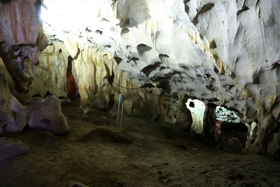 <p>Neandertal insanlar Yontma Taş Çağı'nda yaşamış ve nesilleri tükenmiş bir insan türü. Karain'deki kazılarda bu insanlarca işlenmiş bir kaburga kemiği bulduk. </p>