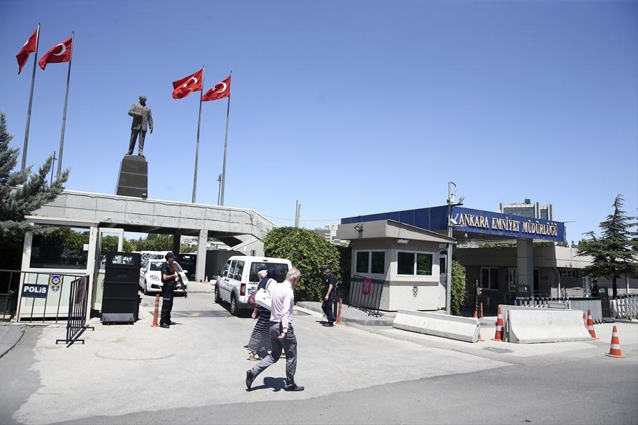 <p>Ağır hasar gören ana bina daha sonra yetkililerce yıkıldı.</p>
