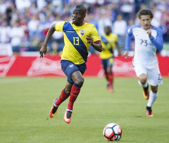 <p>UEFA'dan gelen bütçe kısıtlaması nedeniyle maliyeti düşük oyunculara yönelen bordo-mavililerin, forvet için adı geçen Enner Valancia'yı ise Ersun Yanal'ın özellikle istediği ve kiralık olarak transfer etmeyi hedeflediği bildirildi.</p>