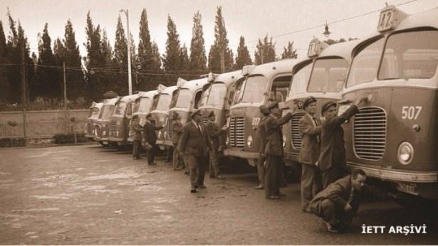 <p>1962 - İETT şöförleri Şişli garajında sefer öncesi son kontrolleri yapıyor</p>
<p> </p>