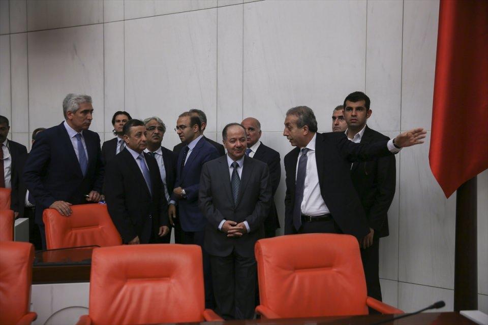 <p>Gazetecilerin sorularını yanıtlayan Eker, Barzani'nin, Türkiye ile dayanışma içerisinde bulunduğunu belirterek, geçmiş olsun dileklerini sunduğunu aktardı. </p>
<p> </p>