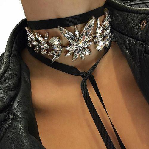 <p>Choker kolyeler tek takılmak yerine birden çok kolye ile kombinleyerek takılmaya başladı.</p>
