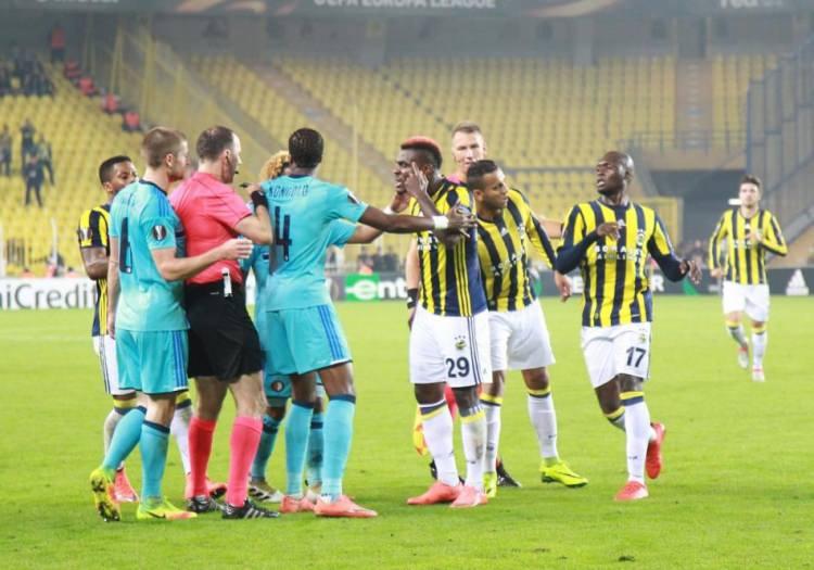 <p>Aynı dakikalar içerisinde Lens, üst üste sert müdahalelere maruz kaldı. </p>

