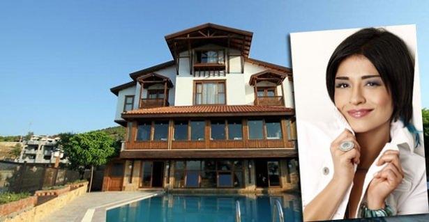 <p><strong>Bendeniz 'patroniçe' oldu!</strong><br />
Türk pop müziğinin önemli isimlerinden Bendeniz, uzun süren suskunluğunu sevenlerini mutlu edecek bir haberle bozmaya hazırlanıyor! Kendine has tarzı ile 90'lı yıllardan bugüne müzik severlerle buluşan sanatçı ''otelcilik'' sektöründe de konsept bir projeye dahil oldu.</p>