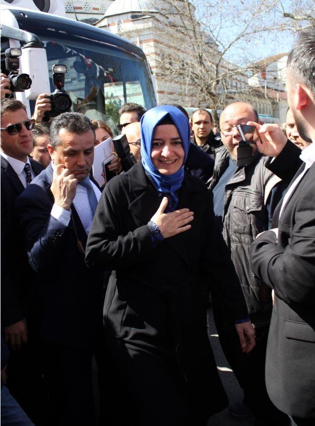 <p>Seçim otobüsü ile Kavacık üzerinden Paşabahçe'ye gelen Bakan Kaya'yı ilk gördüğünüzde aklınızda canalanan kelime; <strong>'vakar'</strong></p>
