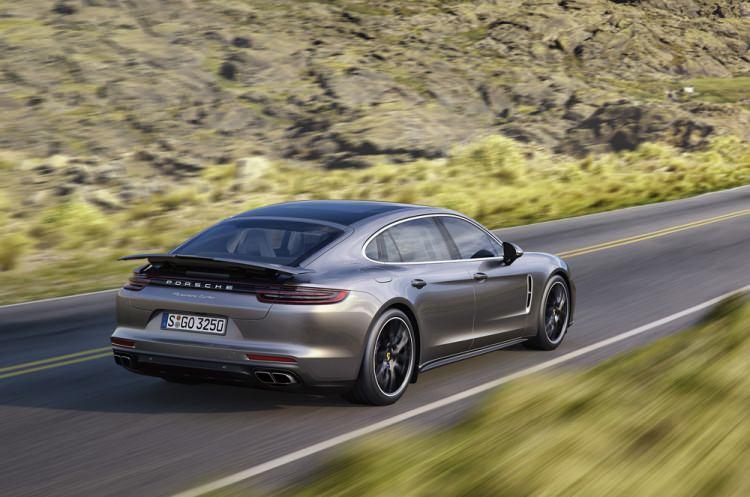 <p><span style="color:#D3D3D3">Makam aracı olarak kullanılan Executive versiyonları için bir diğer kullanışlı ekipman seçeneği ise Porsche Arka Koltuk Eğlence Sistemi. </span></p>