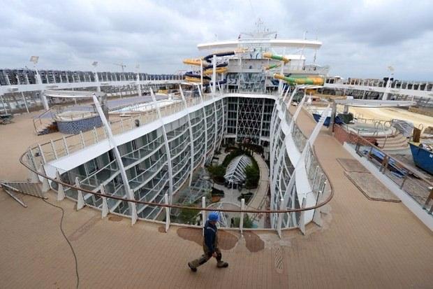 <p>Boyu 362, eni de 66 metre olan 16 katlı gemi 6 bin 300 yolcu ve 2 bin 100 personel ile yolculuk yapma kapasitesine sahip.</p>

<p>&nbsp;</p>
