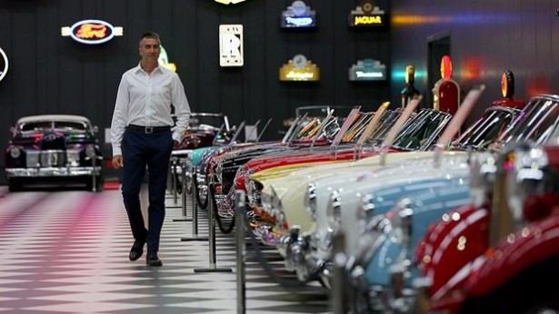 <p>İzmirli iş adamları Özgörkey kardeşlerin 2002 yılında başladığı kötü durumdaki klasik otomobilleri toplama merakı 130 klasik otomobil ve 40 motosikletle iddialı bir müzeye dönüştü.</p>
<p> </p>