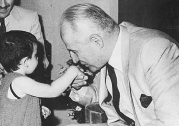 <p>Genelkurmay Başkanı Kenan Evren, Kara Kuvvetleri Komutanı Orgeneral Nurettin Ersin, Hava Kuvvetleri Komutanı Tahsin Şahinkaya ve Jandarma Genel Komutanı Sedat Celasun'dan oluşan Milli Güvenlik Konseyi, yönetime el koydu.</p>