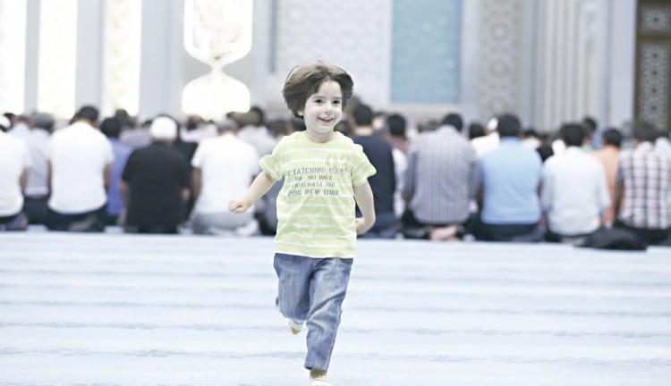 <p>Çocukların ilk düşünceleri, anne babalarını örnek alarak ve kurdukları oyunlar ile şekillendiği için, namaz kılan anne babasıyla oynamak istemesine kızılmamalı</p>

<p> </p>
