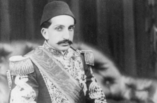 <p><strong>Sultan II. Abdülhamid Han</strong><br />
Cevizin kabuğunu kırıp özüne inmeyen, cevizin hepsini kabuk zanneder.</p>
