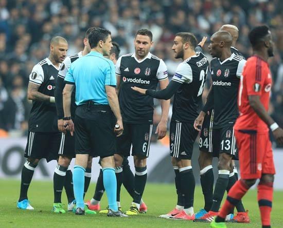 <p>Le Huffington Post gazetesi maçtan çok UEFA'nın men kararı ve taraftarların maçtaki tutumuna değindi, "Çılgın bir maçtı. Ancak tribünlerde hiçbir olay ya da kaotik durum yaşanmadı. Hiçbir taşkınlık yoktu. Lyon'daki gibi olmadı" yorumu geldi.</p>
