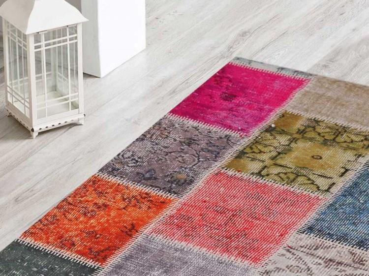 <p>Yeni adıyla Patchwork halılar, evini yeni dekore edenlerin tercihleri arasında yerini almaya başladı.</p>
