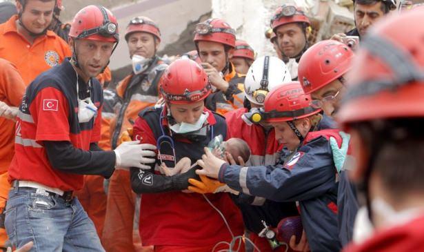 <p>Depremden 2 gün sonra enkaz altından yaralı olarak çıkarılan 14 günlük Azra Karaduman adlı bebek..</p>