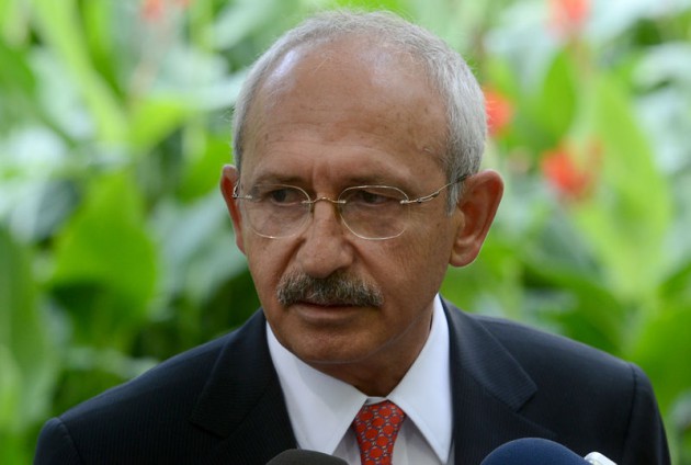 <p>CHP lideri Kemal Kılıçdaroğlu, CHP ile ilgili övgü dolu edebi cümleler söylediği sırada, "Allah'tan korkarız, kuldan utanmasak bile" ifadesiyle partililerden büyük alkış aldı.</p>