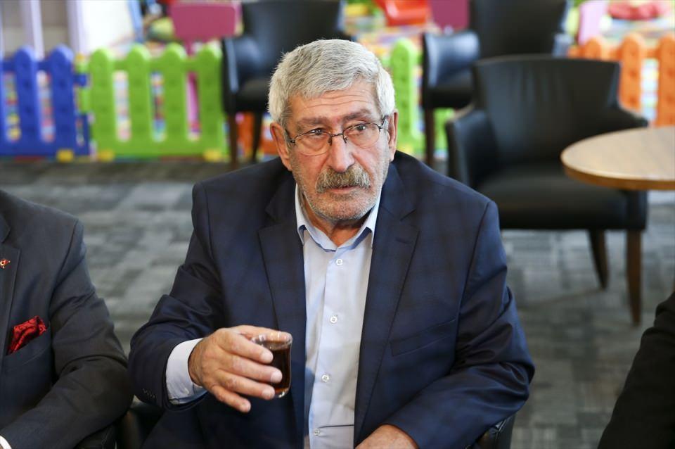 <p>Kemal Kılıçdaroğlu'nu, 15 Temmuz darbe girişiminden önce FETÖ konusunda uyardığına dikkati çeken Celal Kılıçdaroğlu, "Bana 'Sen bu işe karışma' dedi. Fakat danışmanı FETÖ'cü çıktı, içeri aldılar. Bana da orada hak verdi." ifadesini kullandı. </p>
<p> </p>